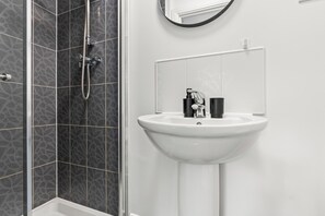 Sèche-cheveux, serviettes fournies, savon, papier toilette