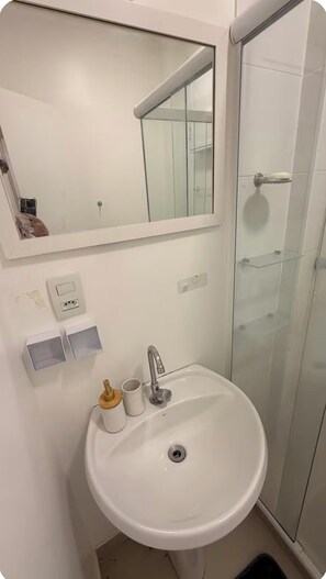 Assecador de cabells, tovalloles i paper higiènic 