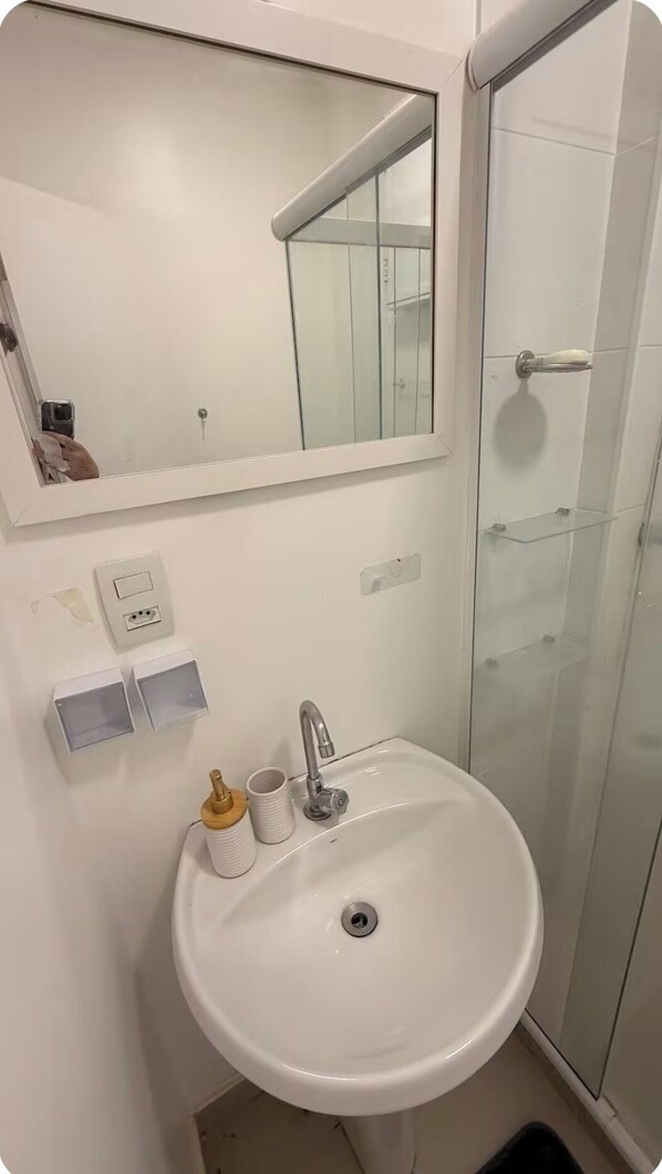 Assecador de cabells, tovalloles i paper higiènic 