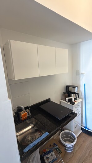 Réfrigérateur, cafetière/bouilloire