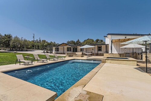 The Palm Hideaway Oasis with Pool + Hot Tub + Fire pit & Outdoor kitchen!