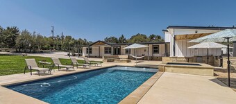 The Palm Hideaway Oasis with Pool + Hot Tub + Fire pit & Outdoor kitchen!