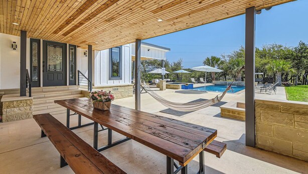 Outdoor dining - The Palm Hideaway Oasis with Pool + Hot Tub + Fire pit & Outdoor kitchen! (Spicewood)