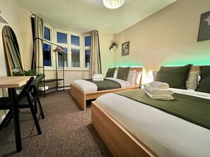 3 bedrooms, iron/ironing board, WiFi, bed sheets - 3 Bed London Flat Near Trains | Sleeps 8 | Parking (London)