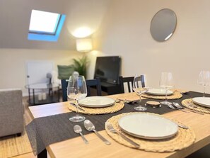 Dining - 3 Bed London Flat Near Trains | Sleeps 8 | Parking (London)