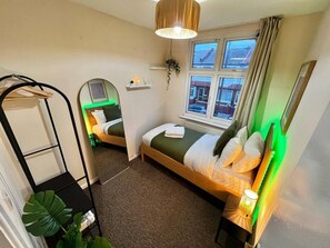 3 bedrooms, iron/ironing board, WiFi, bed sheets - 3 Bed London Flat Near Trains | Sleeps 8 | Parking (London)