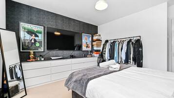 5 bedrooms, iron/ironing board, Internet, bed sheets