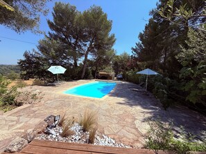 Pool - Provencal house with swimming pool and breathtaking view of the Sainte Victoire. (Aix-en-Provence)