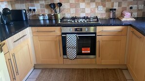 Private kitchen - Spacious Home | Free Parking | WiFi | Sleeps 8! (Gravesend)