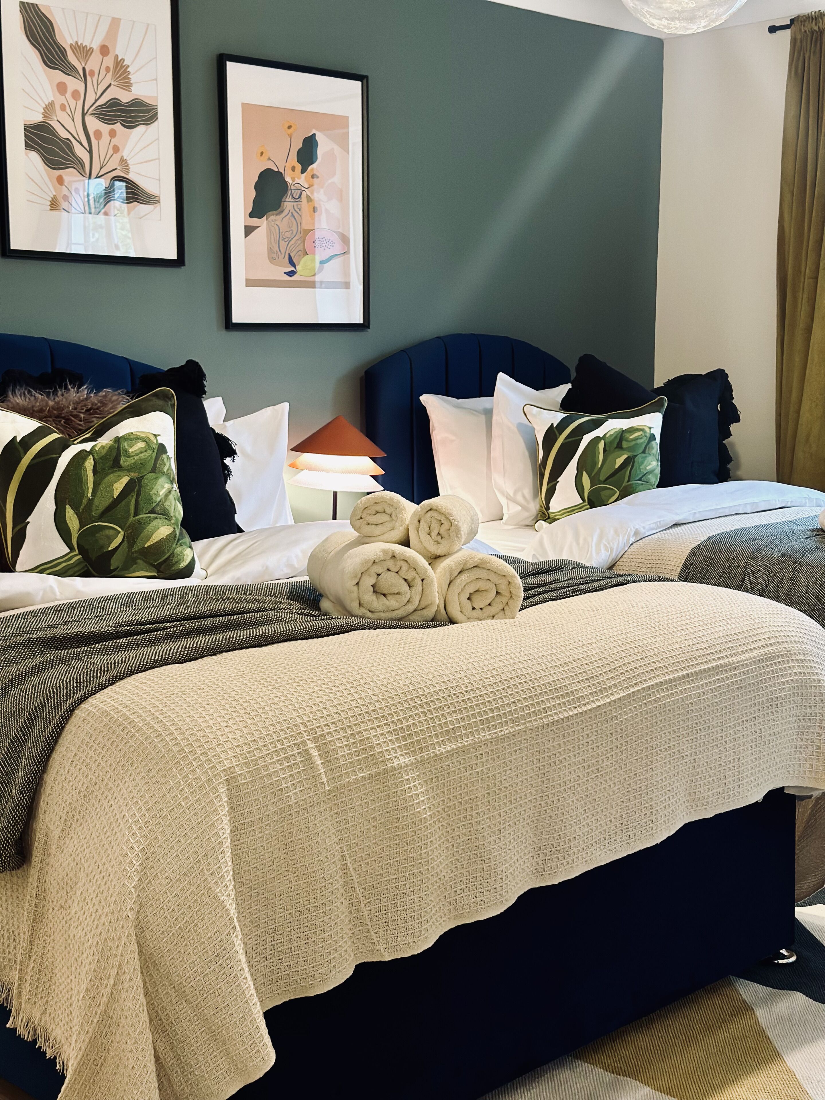 3 habitaciones, tabla de planchar con plancha, wifi y ropa de cama 