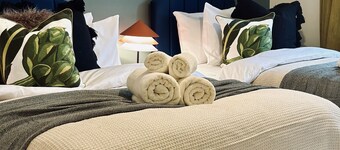 Spacious Home | Free Parking | WiFi | Sleeps 8!