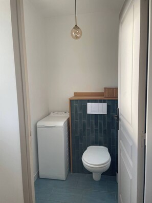 Sèche-cheveux, bidet, serviettes fournies, papier toilette