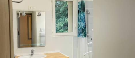 Een haardroger, een bidet, handdoeken, toiletpapier