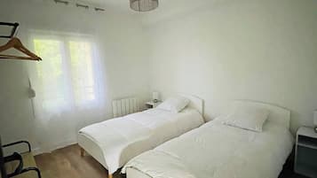 3 habitaciones, tabla de planchar con plancha, internet y ropa de cama