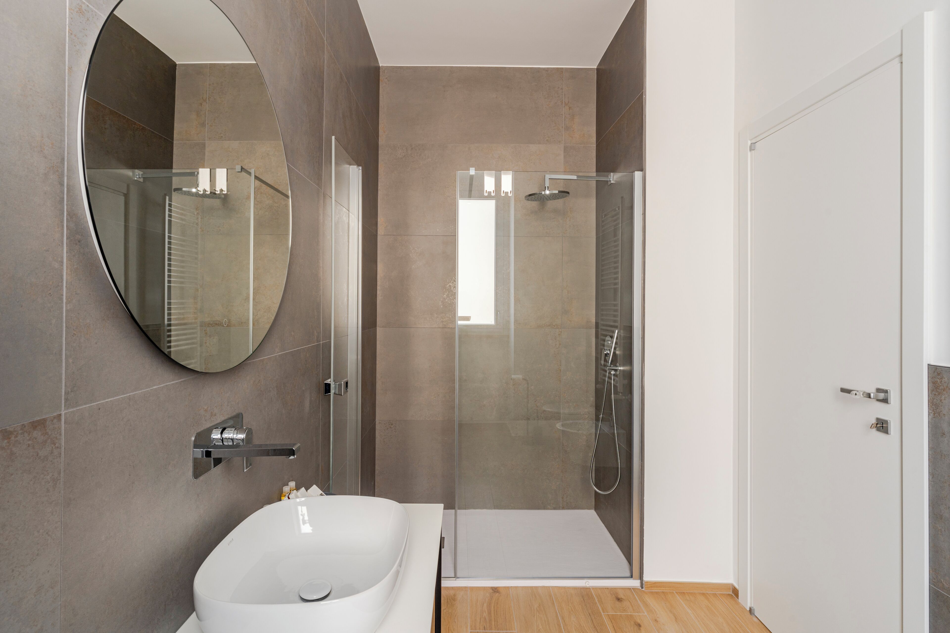 Dusch, hårtork, bidé och handdukar