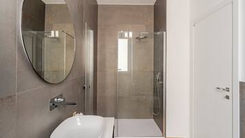 Dusch, hårtork, bidé och handdukar