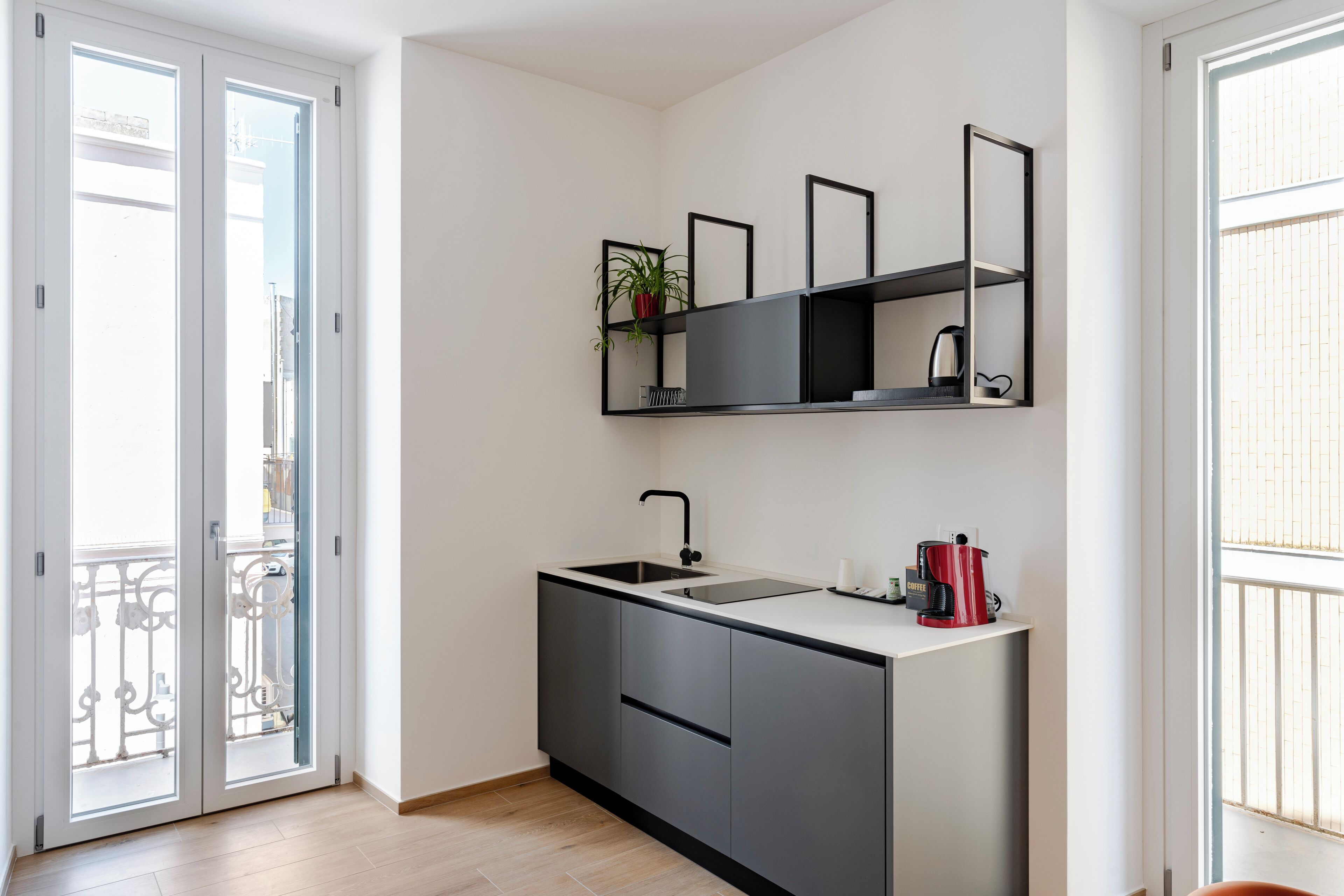 Een koelkast, een magnetron, een kookplaat, een waterkoker