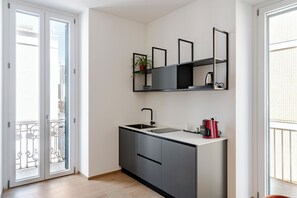 Réfrigérateur, micro-ondes, plaque de cuisson, bouilloire électrique