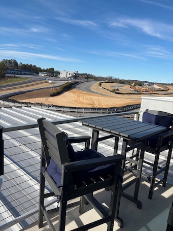 屋外ダイニングエリア. Atlanta Motorsports Park Retreat AT AMP