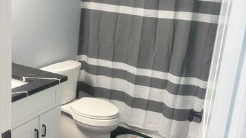 Hårføner, håndklær, såpe og toalettpapir