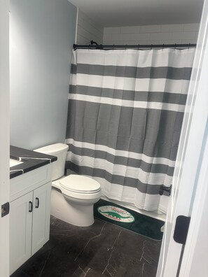 Haartrockner, Handtücher, Seife, Toilettenpapier