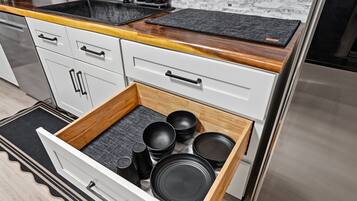 Fridge, oven, stovetop, dishwasher