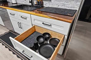 Een koelkast, een oven, een kookplaat, een vaatwasser