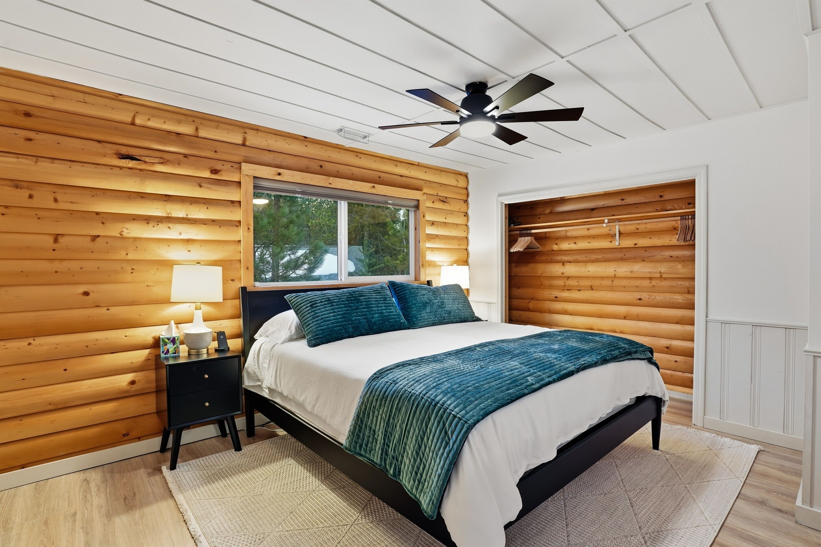 Fer et planche à repasser, Wi-Fi gratuit, draps fournis