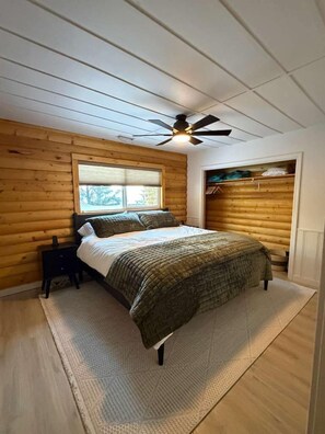 Tabla de planchar con plancha, wifi gratis y ropa de cama 