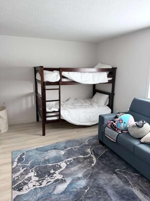 Tabla de planchar con plancha, wifi gratis y ropa de cama 