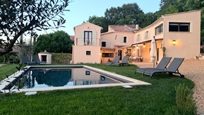 A house with a swimming pool, outdoor seating, and a patio area. - Mas provençal air-conditioned with private pool-Calme & Vue château de Vaison-6 pers (Saint-Marcellin-lès-Vaison)
