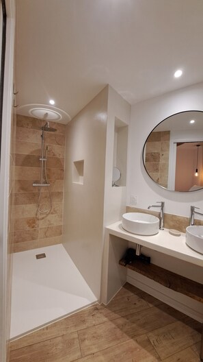 Dusche, Haartrockner, Handtücher, Toilettenpapier