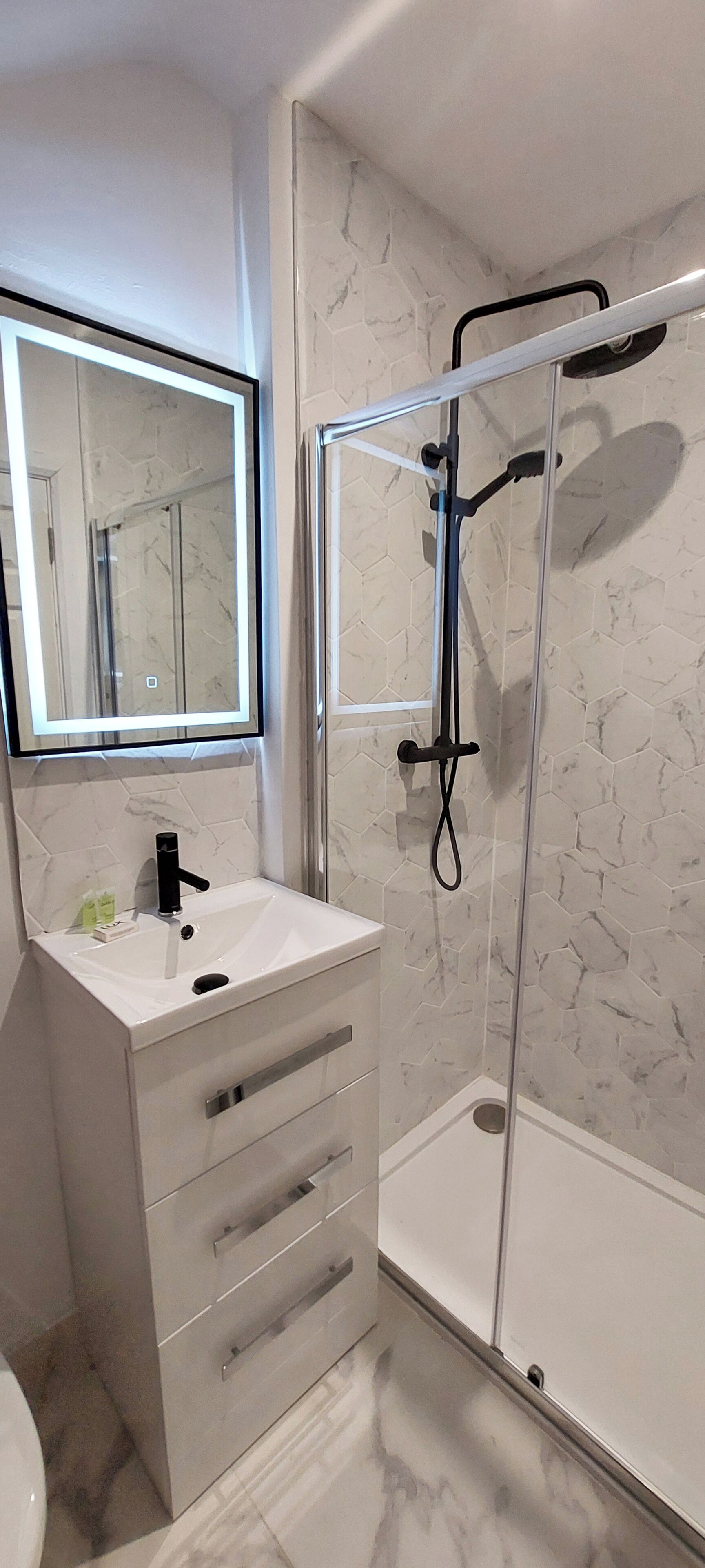 Douche, sèche-cheveux, serviettes fournies, savon