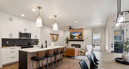 Hot Tub | Lake Cascade/Payette River | King Beds