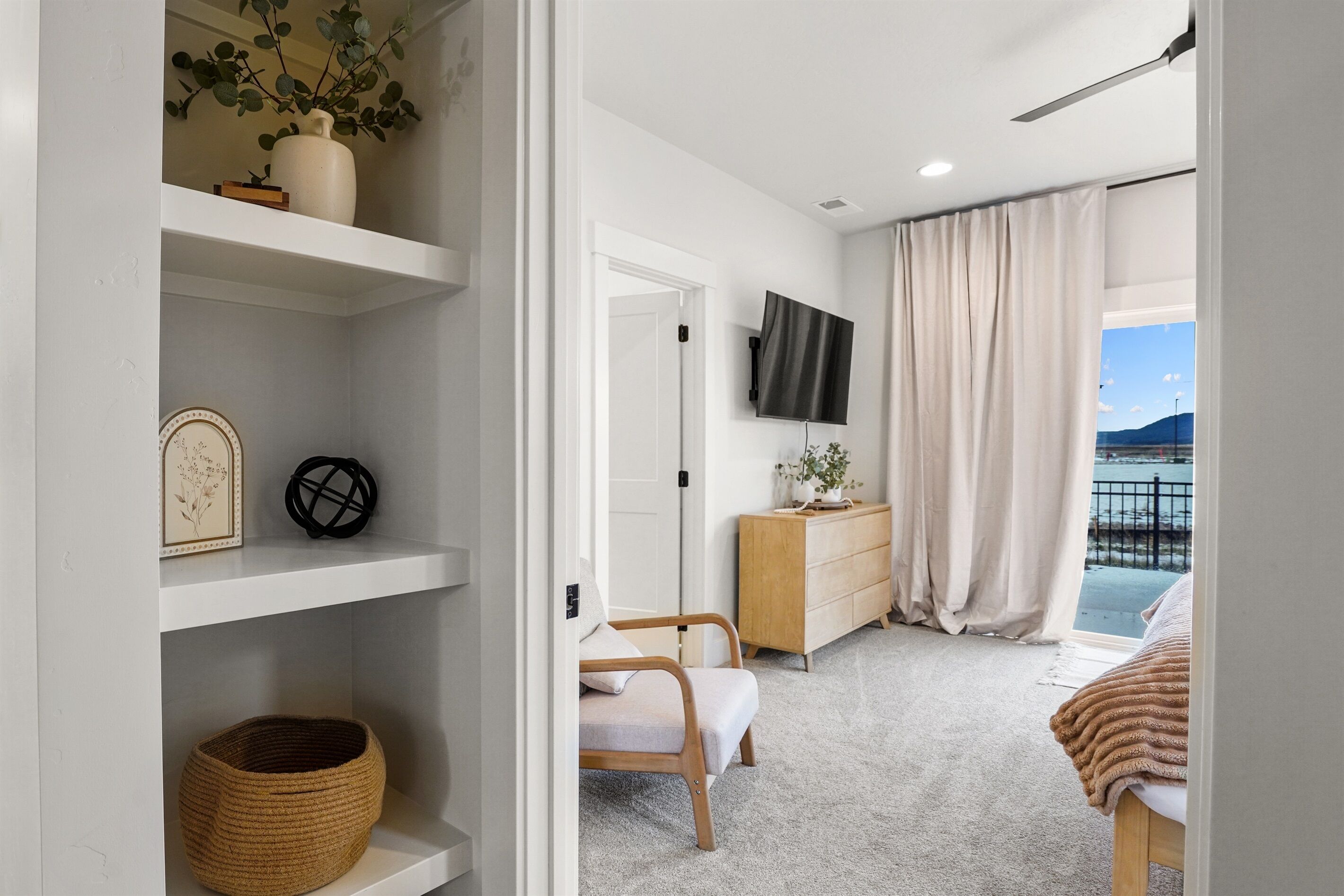 Desk, iron/ironing board, travel cot, WiFi