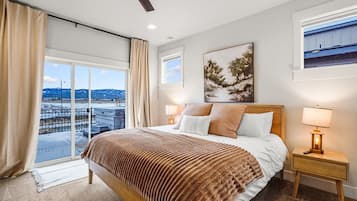 Escritorio, tabla de planchar con plancha, cuna de viaje y wifi