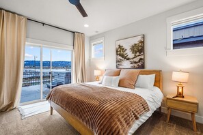 Työpöytä, silitysrauta/-lauta, vauvan matkasänky, Wi-Fi