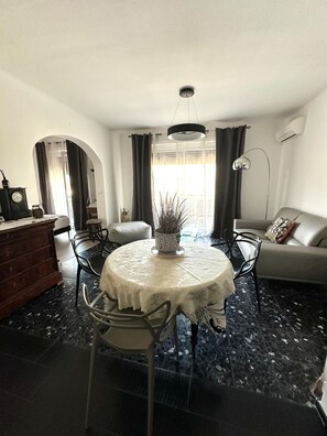 Interior - Comfortable apartment with large terrace in the heart of the village (Propriano)