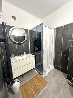 Shower, hair dryer, soap - Comfortable apartment with large terrace in the heart of the village (Propriano)