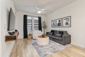 Téléviseur connecté, table de baby-foot