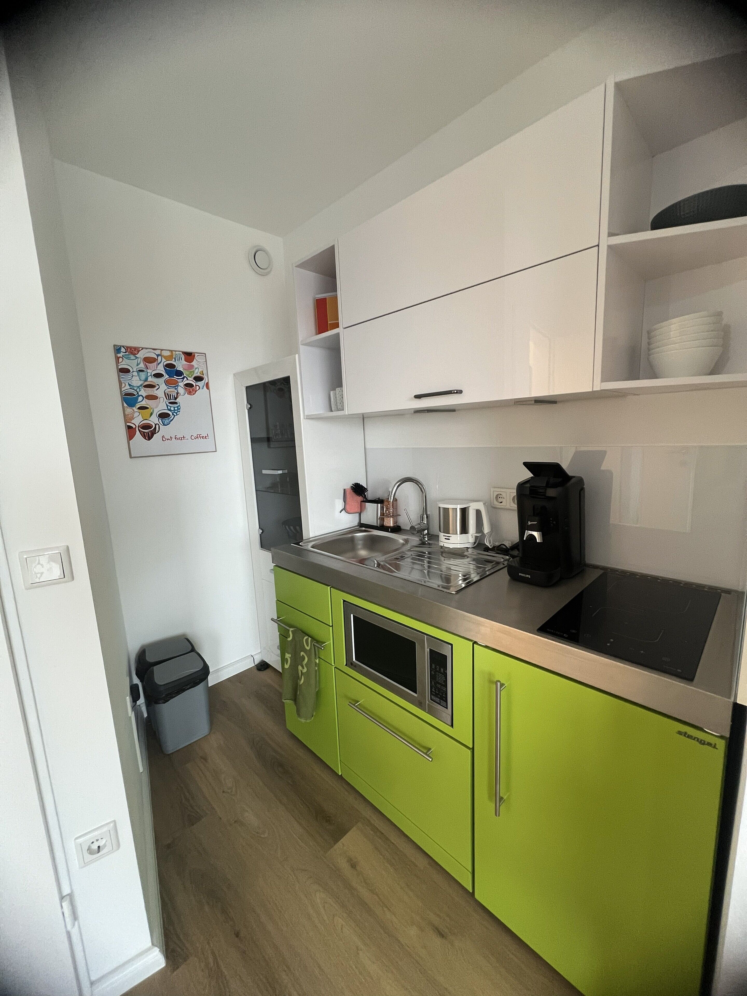 Mikrowelle, Ofen, Herdplatte, Geschirrspüler