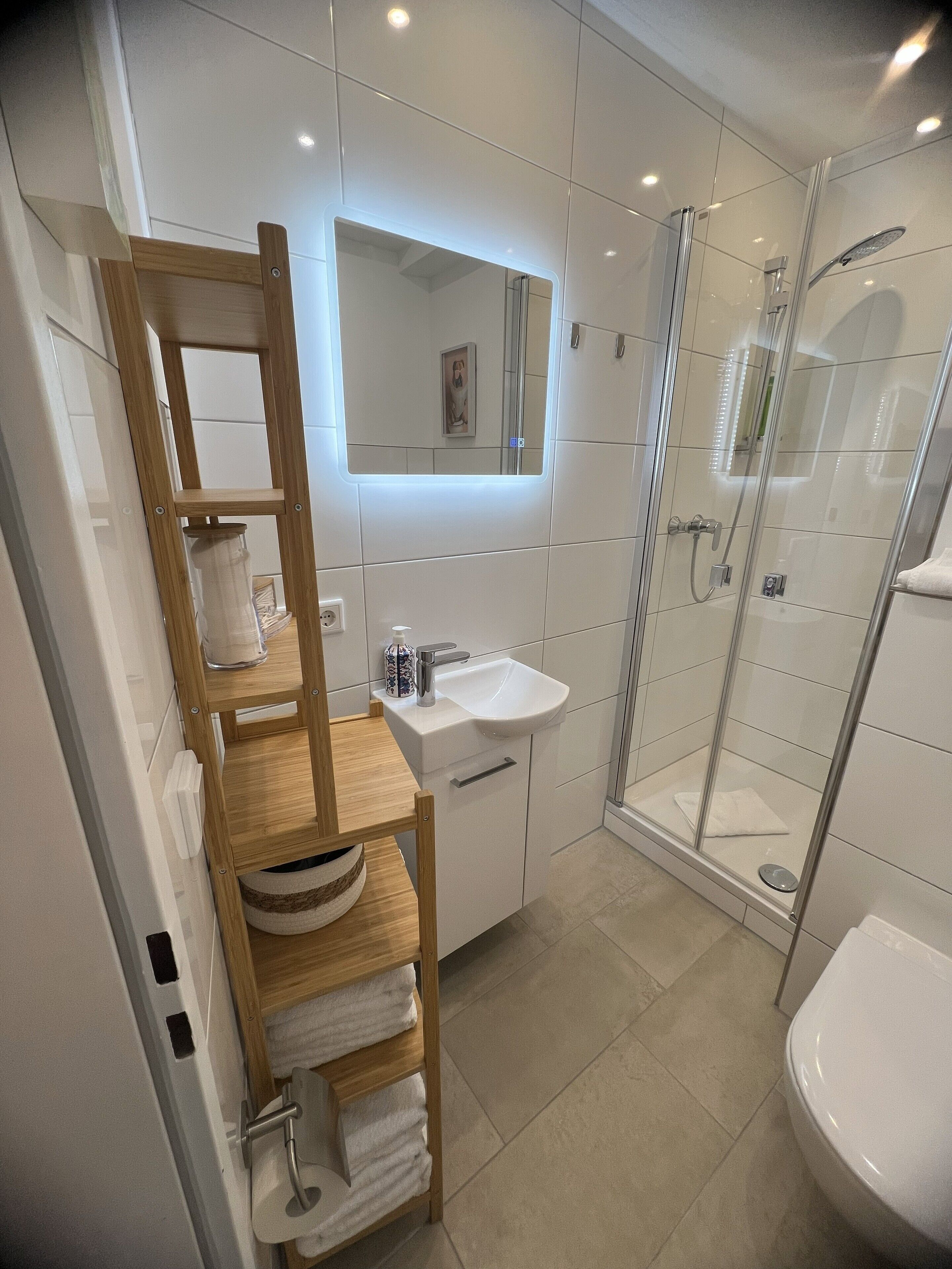 Dusche, Haartrockner, Handtücher, Seife