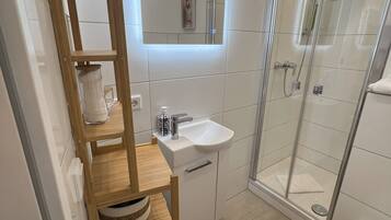 Dusche, Haartrockner, Handtücher, Seife