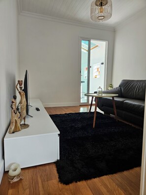 Smart TV, books - LE JARDIN 28: Free closed parking lot 15 minutes' walk from RER A/E, PARIS/DISNEY (Champigny-sur-Marne)