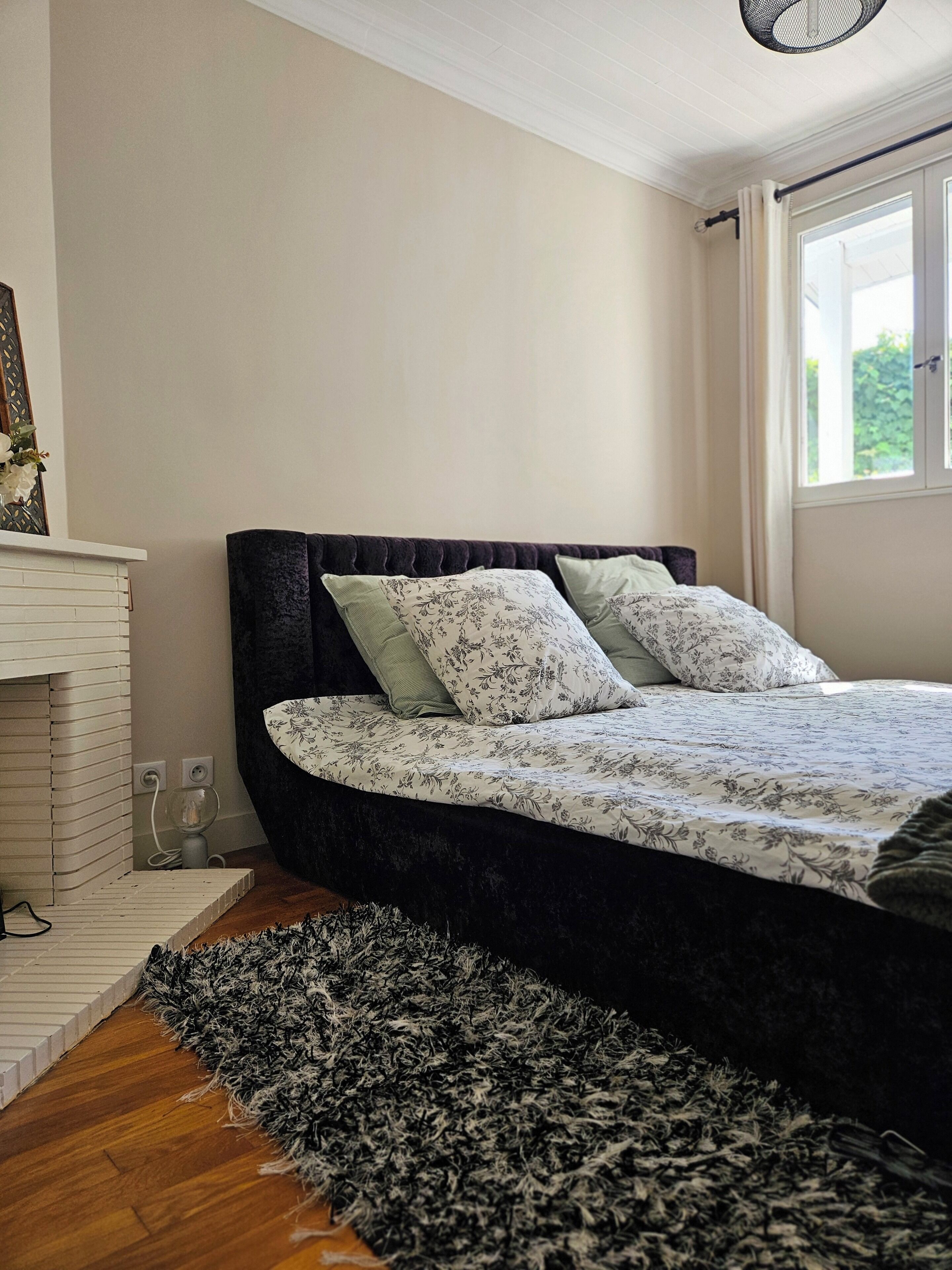 2 soveværelser, pengeskab på værelset, skrivebord, strygejern/strygebræt