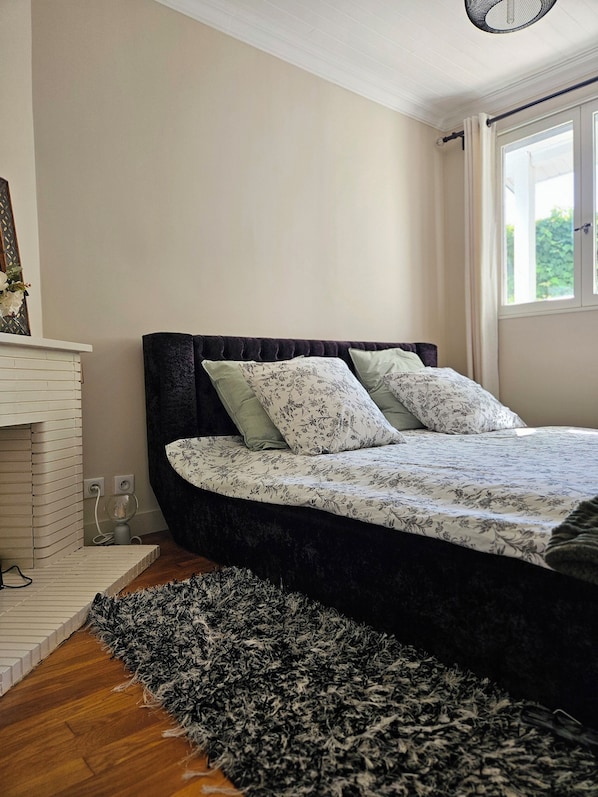 2 chambres, coffres-forts dans les chambres, bureau