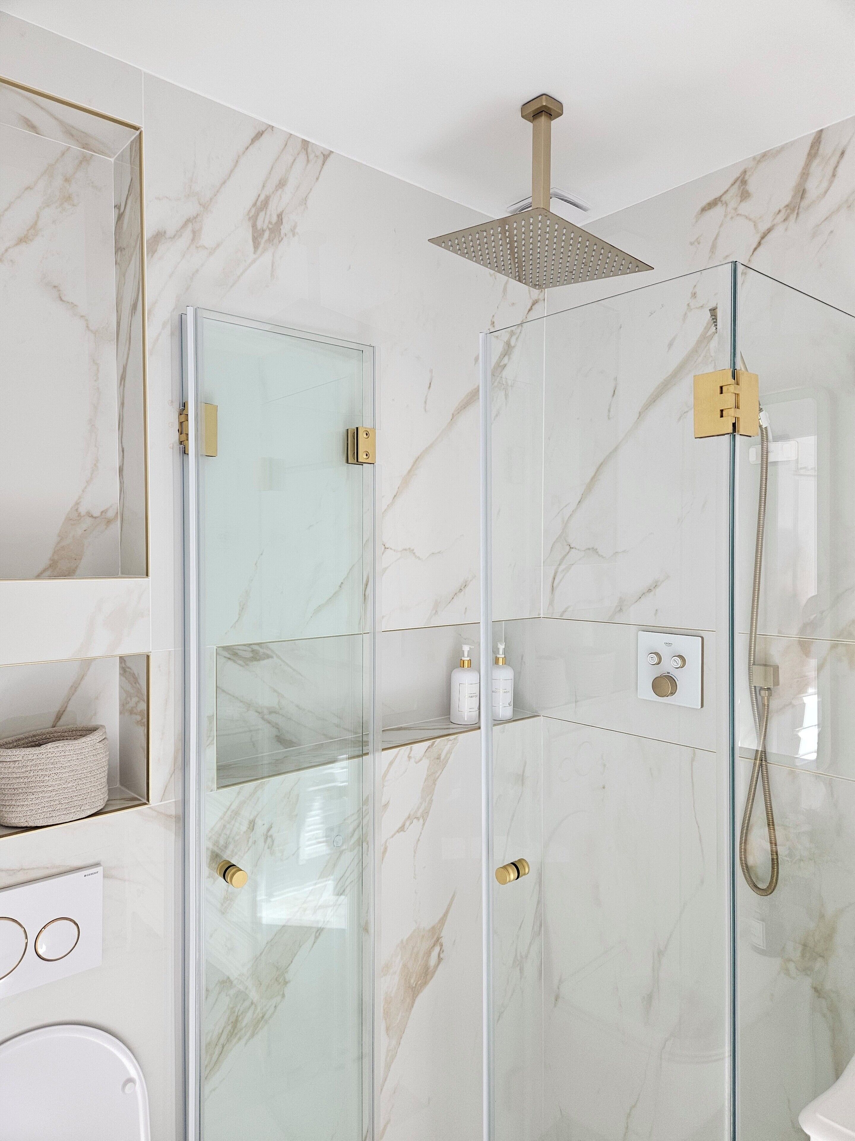 Regadera, amenidades de baño ecológicas, secadora de cabello, toallas 
