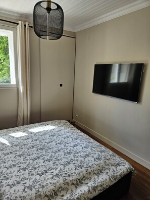2 bedrooms, in-room safe, desk, iron/ironing board - LE JARDIN 28: Free closed parking lot 15 minutes' walk from RER A/E, PARIS/DISNEY (Champigny-sur-Marne)