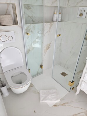 Chuveiro, produtos de toalete biodegradáveis, secador de cabelo 