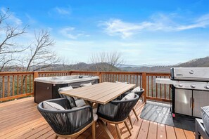 Outdoor dining - Stunning A-Frame w/ Hot Tub + Epic Mountain Views!! 10 mins to Pigeon Forge. (Sevierville)
